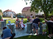 Společné odpoledne rodičů a dětí - natírání popelnic